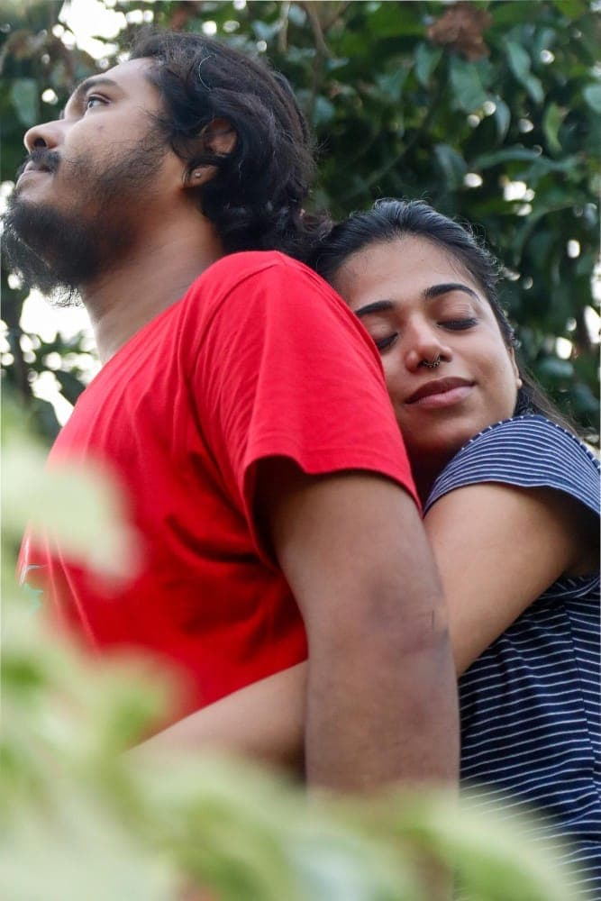 Pareja conversando y reconectando emocionalmente